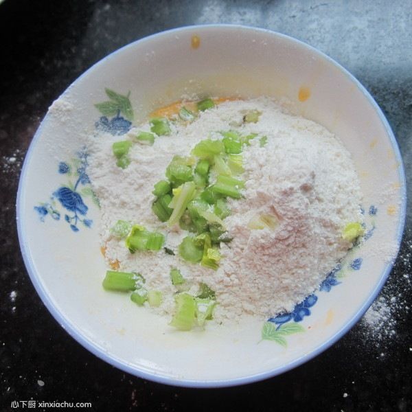 雞蛋芹菜末煎餅的家常做法第5步圖片步驟 m.xalove.com.cn