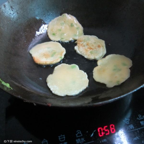 雞蛋芹菜末煎餅的家常做法第8步圖片步驟 m.xalove.com.cn