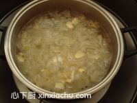 鮮百合銀耳糖水的家常做法第6步圖片步驟 m.xalove.com.cn