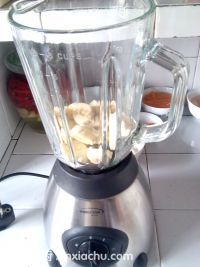 香蕉圣女果奶昔的家常做法第3步圖片步驟 m.xalove.com.cn