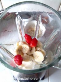 香蕉圣女果奶昔的家常做法第4步圖片步驟 m.xalove.com.cn