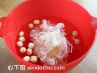 蓮子銀耳湯的家常做法第2步圖片步驟 m.xalove.com.cn